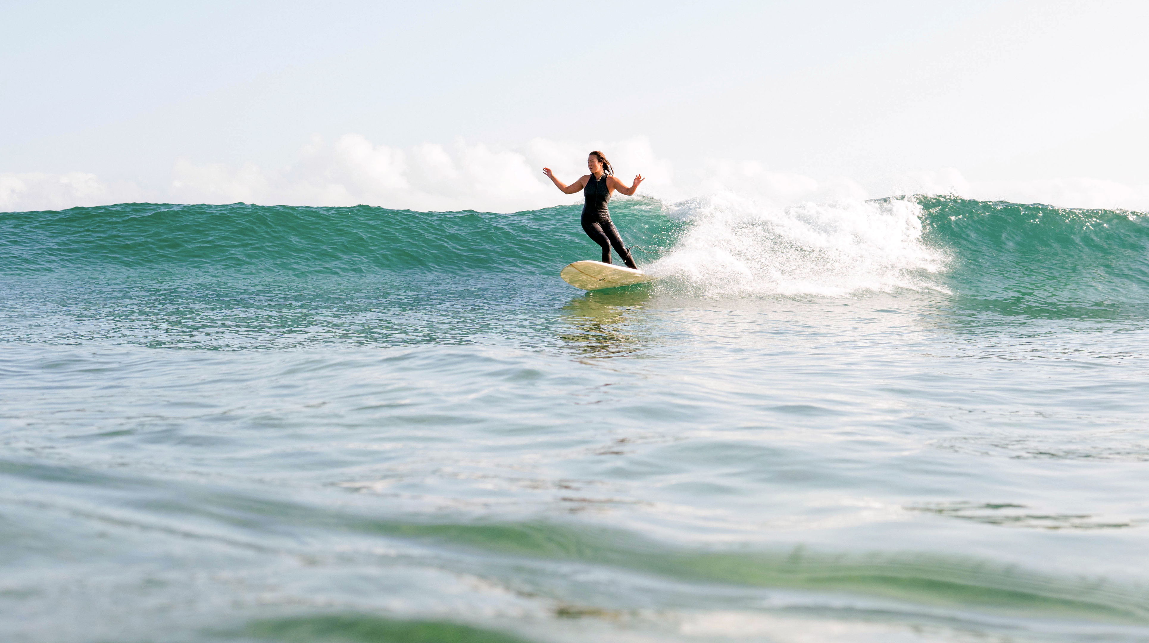 Surfen auf schöner Welle auf Fuerteventura